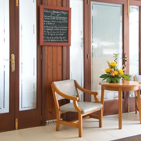 Konukevi Hostal Cala Ratjada *