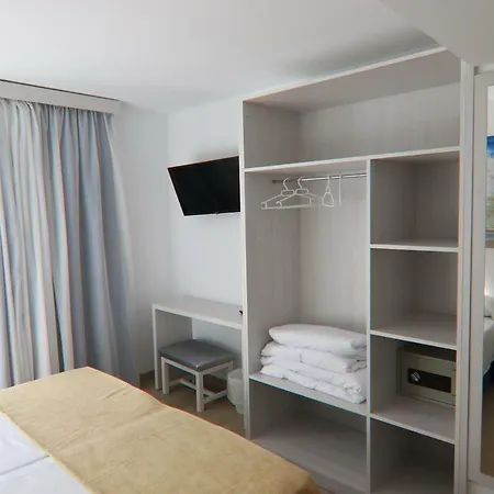 Hostal Cala Ratjada Konukevi *